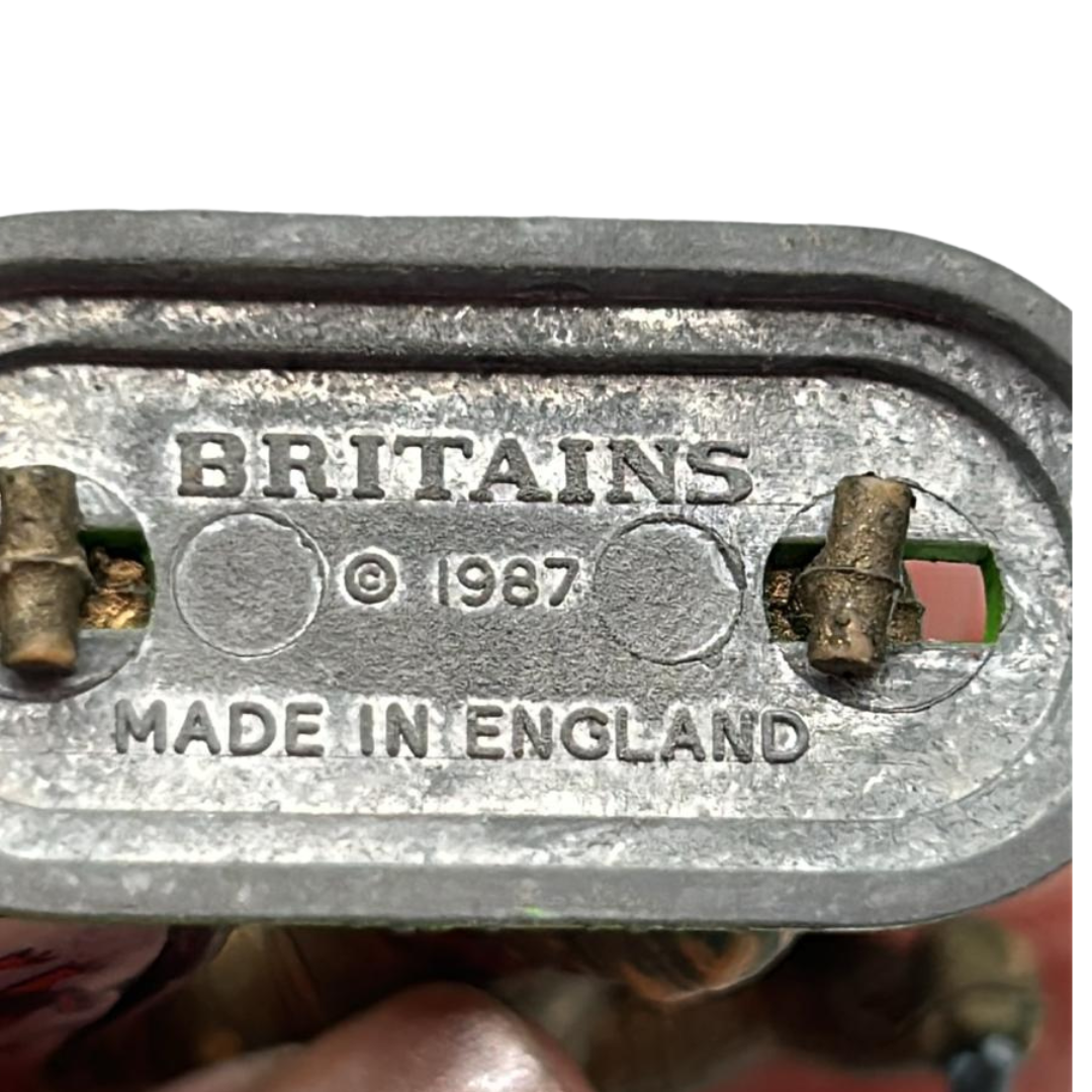 Britains 1987 Knight figure with stand holding sword & shield 463