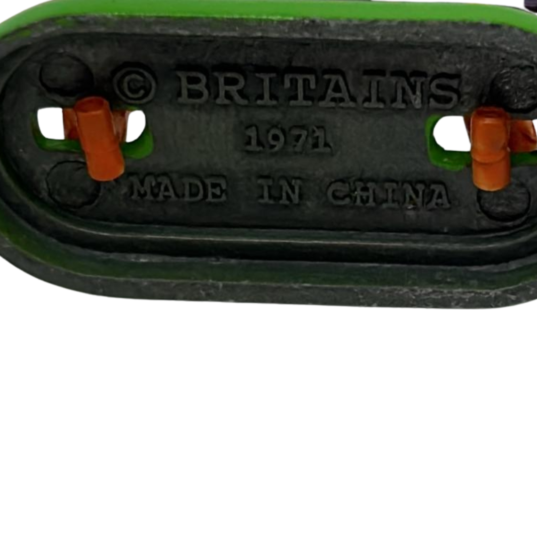 Britains 1971 Indian Brave figure with stand holding axe & shield 463