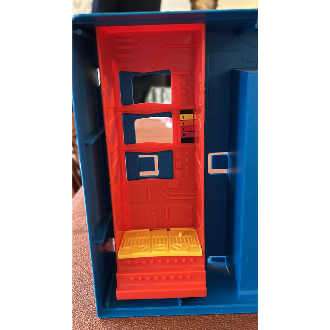 Super Powers Hall Of Justice by Kenner complete with instructions very nice