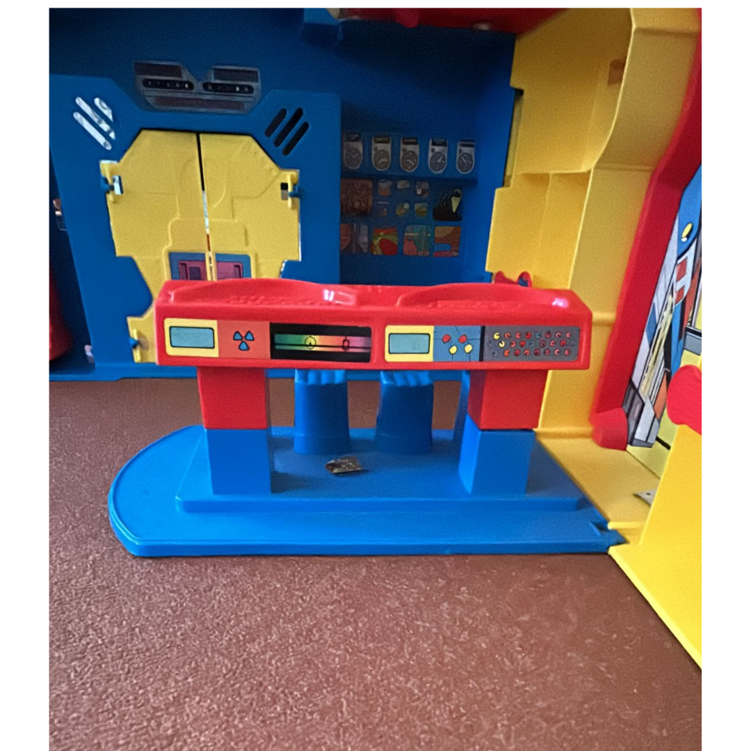 Super Powers Hall Of Justice by Kenner complete with instructions very nice