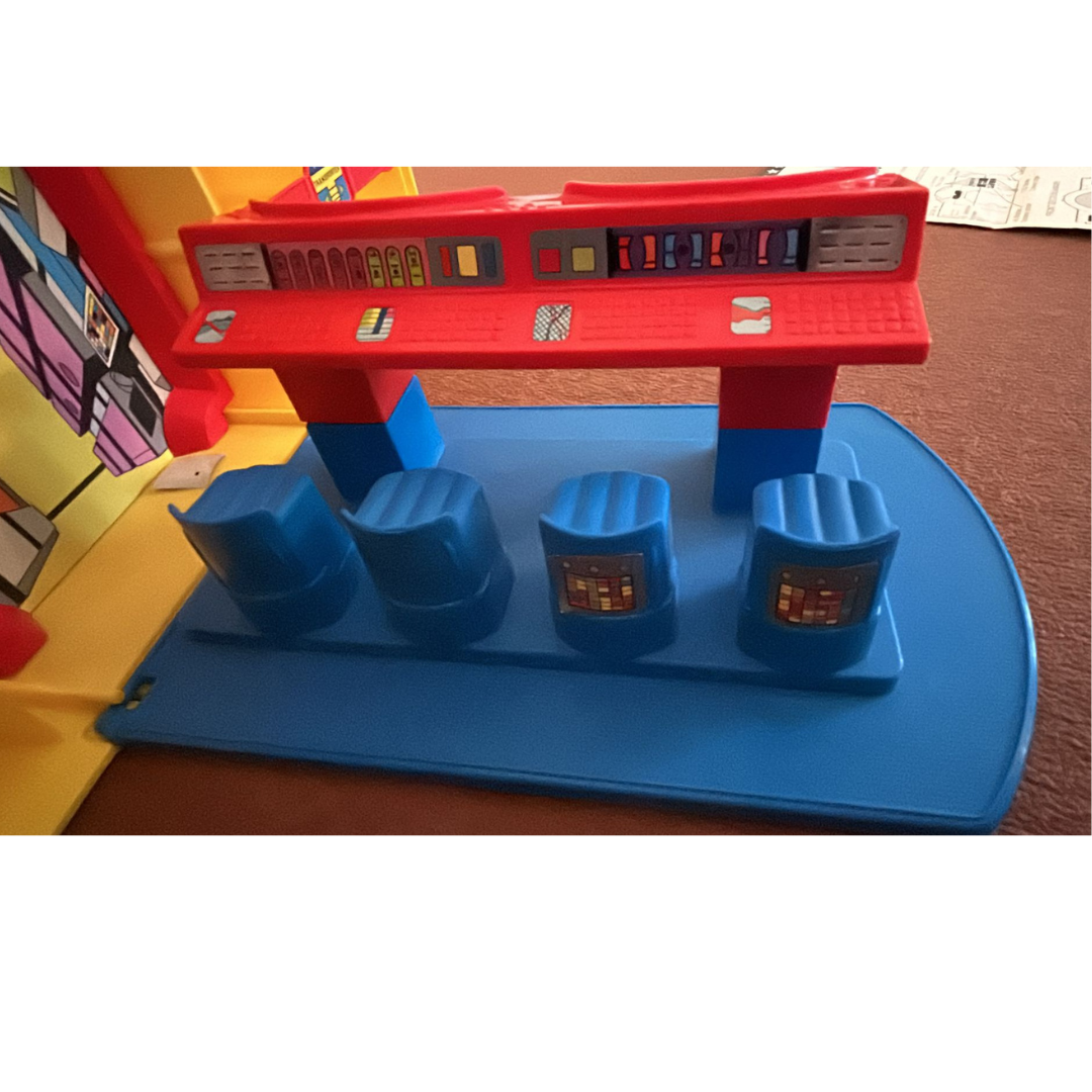 Super Powers Hall Of Justice by Kenner complete with instructions very nice