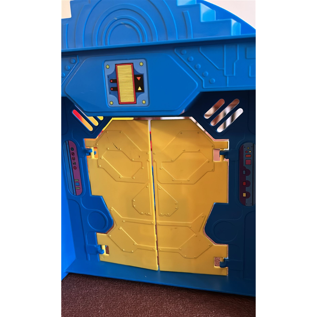 Super Powers Hall Of Justice by Kenner complete with instructions very nice