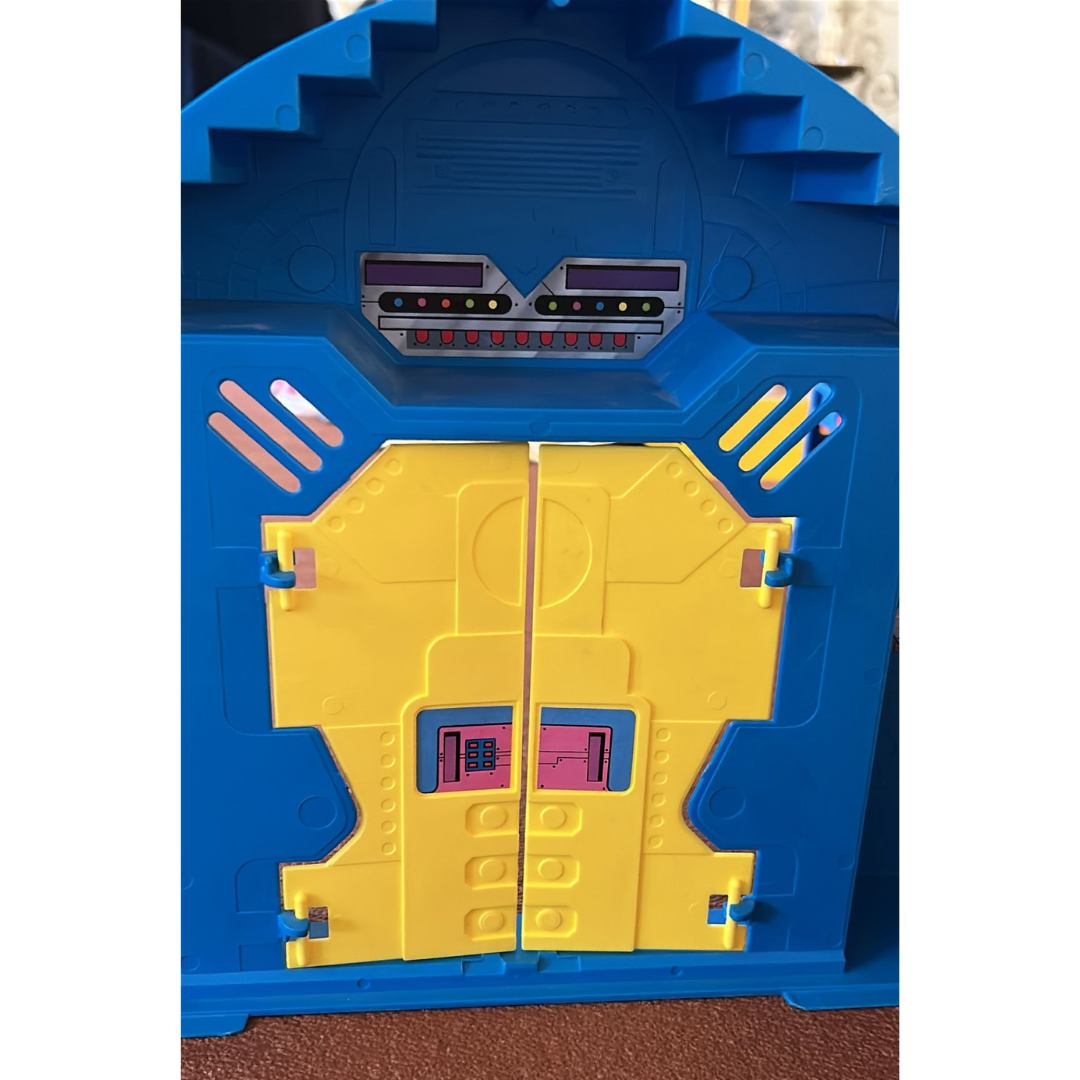 Super Powers Hall Of Justice by Kenner complete with instructions very nice